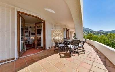 Villa exclusive offrant une vue panoramique imprenable, située à proximité du club de golf d